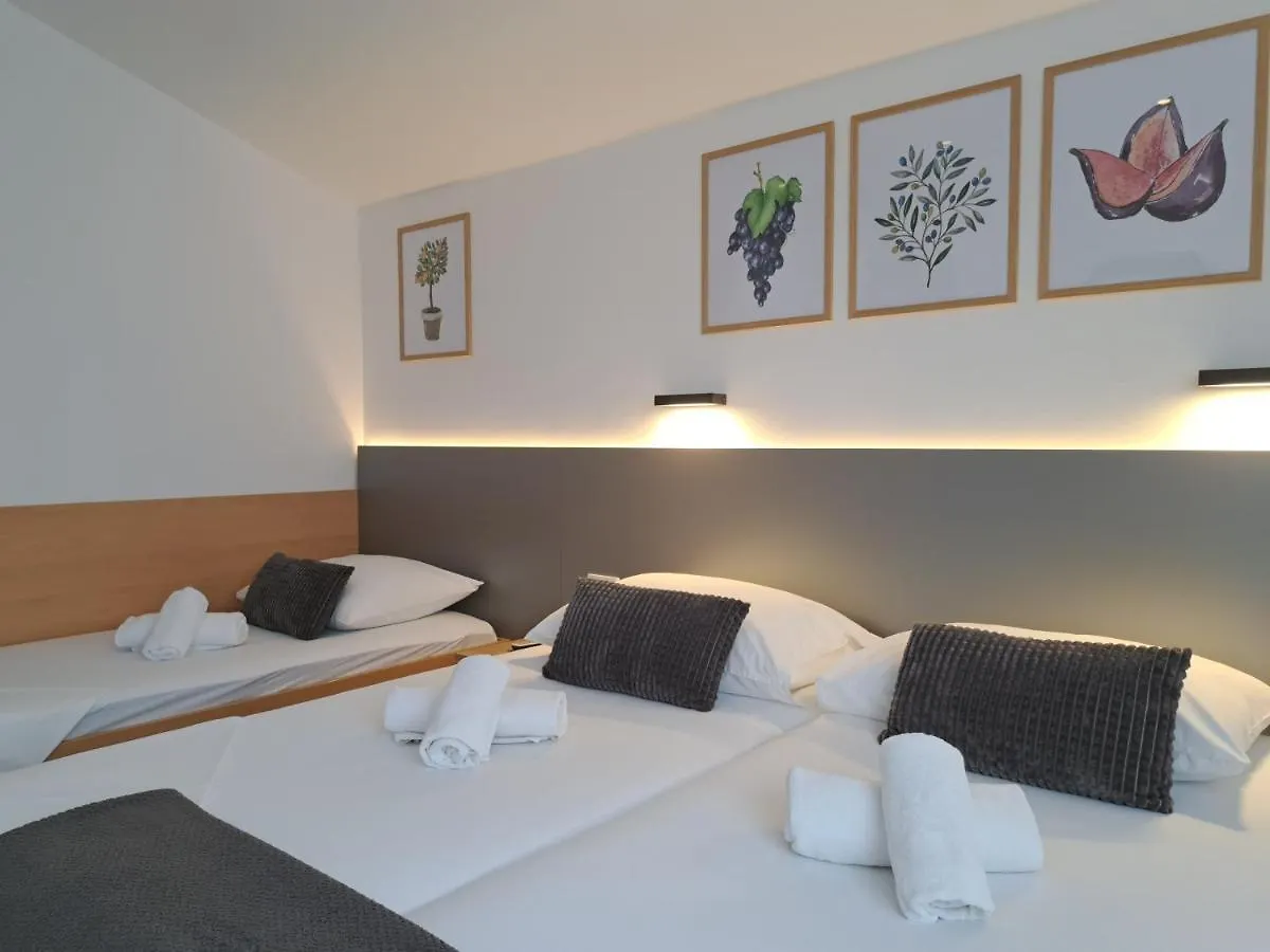 Rooms Zvonimir Stobreč 3*,